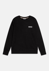 Sudadera negra con cuello redondo, mangas largas y puños acanalados. Presenta el logo blanco "BOSS" en el lado izquierdo del pecho. Textura suave.