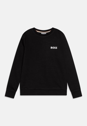 Sweat-shirt noir à col rond, à manches longues et avec des poignets côtelés. Présente un logo blanc "BOSS" sur la partie gauche de la poitrine. Texture lisse.