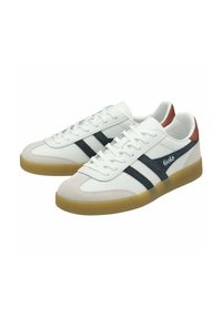Sneakers bianchi con righe blu e grigie, suola in gomma e un accento marrone sul tallone. Presentano una tomaia in pelle liscia e chiusura con lacci.