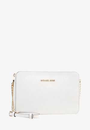 Witte rechthoekige crossbodytas met gouden kettingriem en klein gouden logo plaatje gecentreerd aan de voorkant.