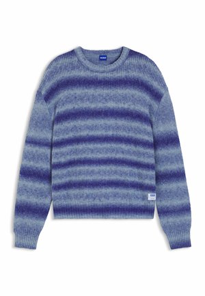Strikket sweater i blå og lilla gradientstriber. Har en ribbet tekstur, rund halsudskæring og logo-tag nederst til venstre.