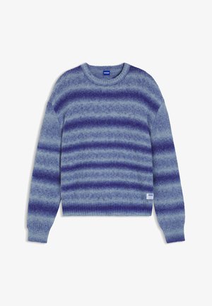 Strikket sweater i blå og lilla gradientstriber. Har en ribbet tekstur, rund halsudskæring og logo-tag nederst til venstre.