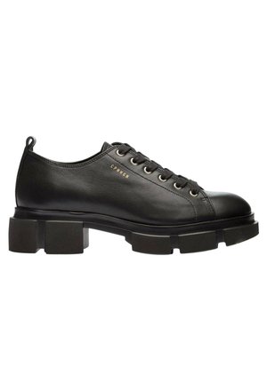 Zwarte leren lage veterboot met dikke, grove zool en kleine gouden "CPNHGN" tekst aan de zijkant.