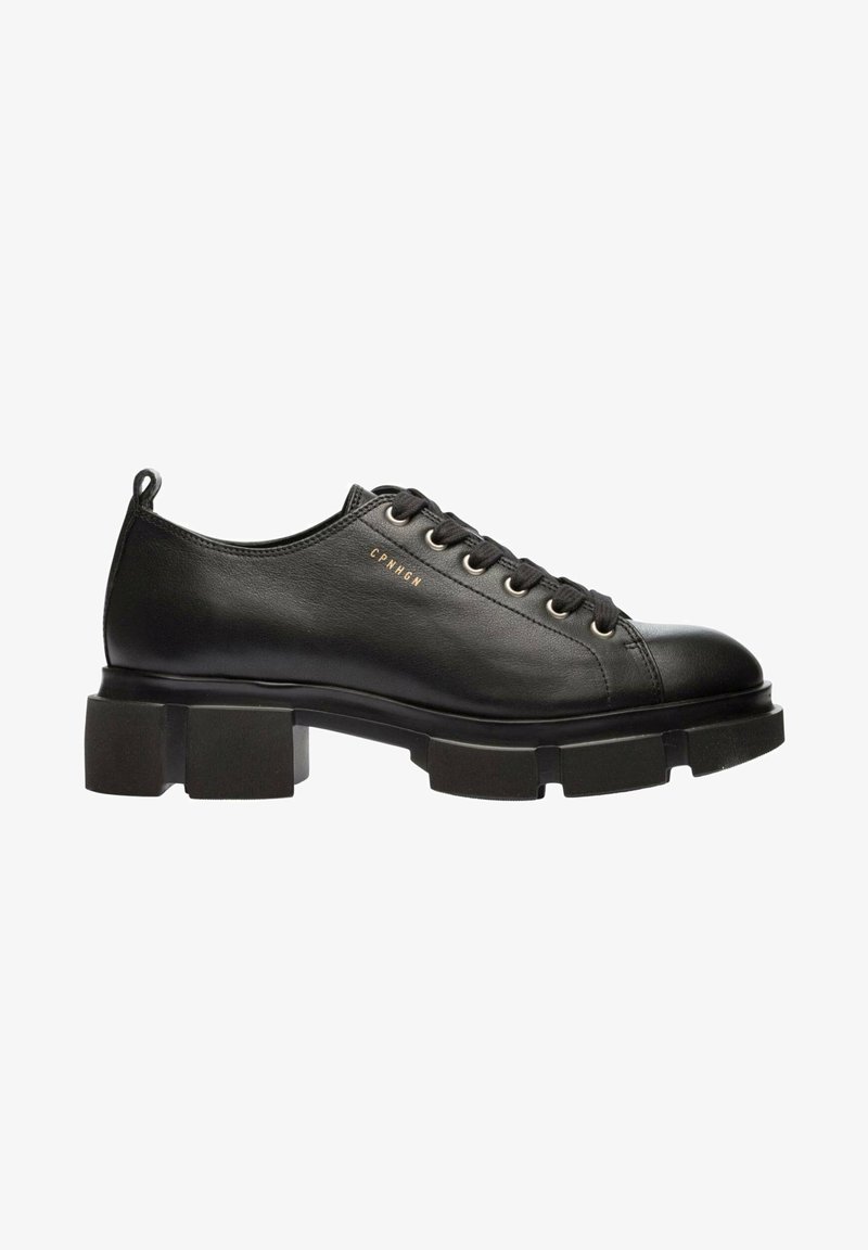 Chaussure basse à lacets en cuir noir avec semelle épaisse et chunky, et petit texte doré "CPNHGN" sur le côté.