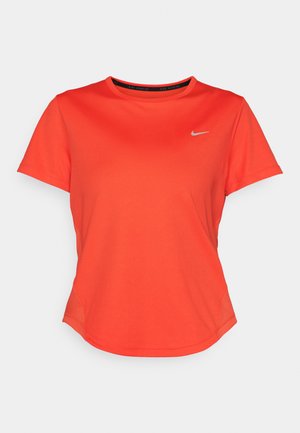 Kurzärmliges Sport-T-Shirt aus leuchtend orangefarbenem Stoff mit rundem Halsausschnitt, versehen mit einem kleinen silbernen Logo auf der Brust und nahtlosen Kanten.