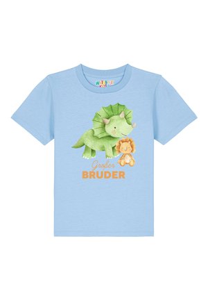 Ein hellblaues Baumwoll-T-Shirt mit einem grünen Triceratops und einem Löwen-Graphic. Der Text lautet "Großer Bruder" in Orange. Kurze Ärmel, Rundhalsausschnitt.