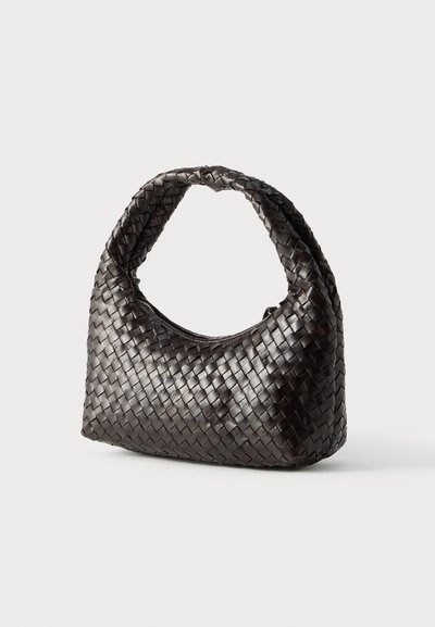 Πλεκτή, σκοτεινά καφέ δερμάτινη τσάντα χειρός με κυρτή λαβή, που διαθέτει στρογγυλεμένη σιλουέτα και ομαλή κλείσιμο με φερμουάρ. Λεπτομέρεια με υφή στην επιφάνεια.