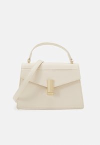 Beige Handtasche mit strukturiertem Design, aus strukturiertem Material hergestellt. Sie verfügt über einen oberen Griff, einen verstellbaren Riemen und goldene Hardware-Akzente.