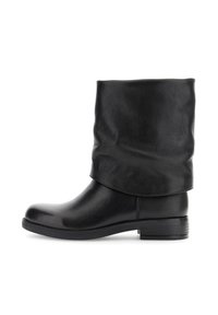 Bota de cuero negra a media pantorrilla con parte superior caída y tacón bajo apilado, mostrada de perfil sobre un fondo blanco.