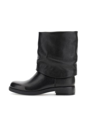 Bota de cuero negra a media pantorrilla con parte superior caída y tacón bajo apilado, mostrada de perfil sobre un fondo blanco.