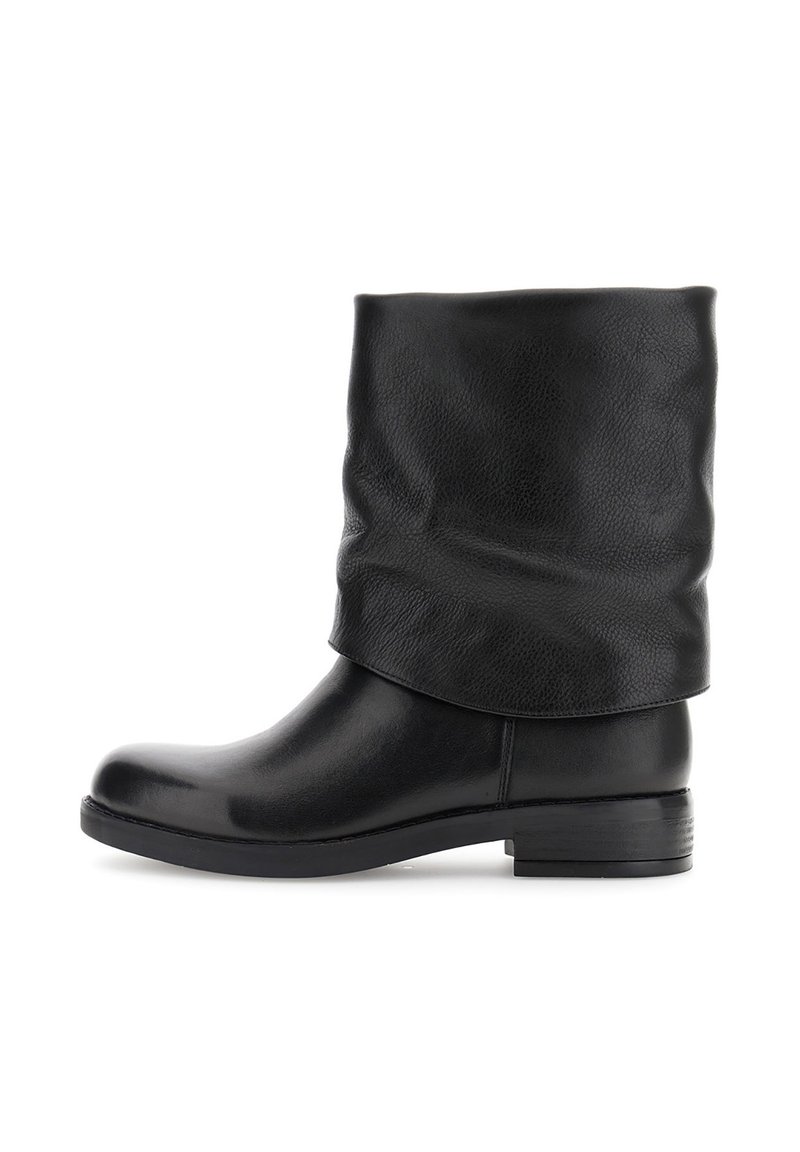 Bota de cuero negra a media pantorrilla con parte superior caída y tacón bajo apilado, mostrada de perfil sobre un fondo blanco.