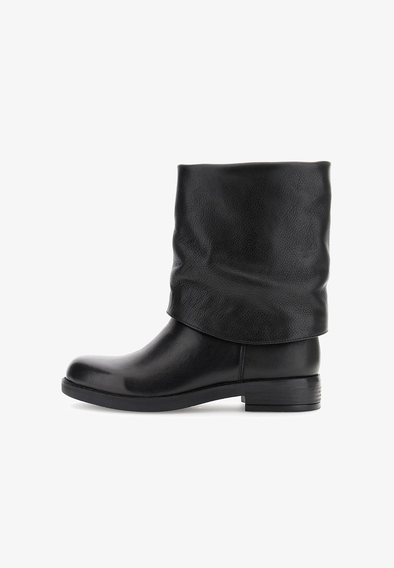 Bota de cuero negra a media pantorrilla con parte superior caída y tacón bajo apilado, mostrada de perfil sobre un fondo blanco.