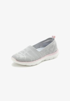 Hellgrauer Slip-on-Schuh mit strukturiertem Strickobermaterial, weißer Gummisohle und weichem rosa Besatz sowie Fersenschlaufe, nach links auf weißem Hintergrund geneigt.