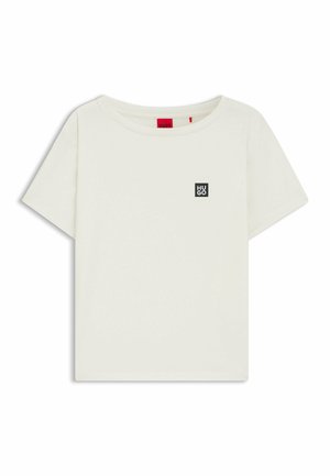 T-shirt en coton blanc avec un col rond et des manches courtes. Présente un petit logo carré noir avec "HUGO" sur la poitrine gauche.