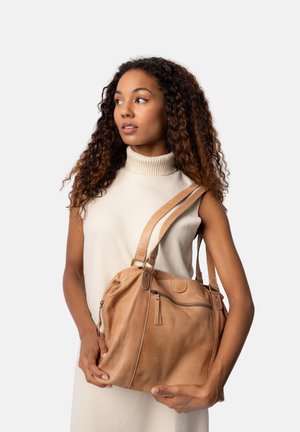 Borsa a tracolla in pelle marrone chiaro con doppie maniglie, tasche con zip e texture liscia. Forma arrotondata con dettagli di cucitura visibili.