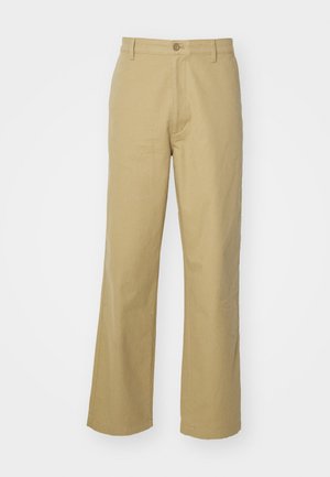 Pantaloni beige a gamba larga in cotone. Presentano una chiusura anteriore con bottone e orlo cucito. Tessuto liscio senza motivi o dettagli.