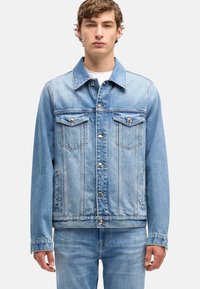 Lichtblauwe spijkerjas met kraag, knoopsluiting aan de voorkant en twee borstzakken. Versleten textuur en klassiek truckerontwerp.