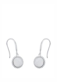 Pendientes de gota de plata con un diseño circular y un borde de cuerda retorcida, además de centros lisos y pulidos. Cierre en estilo gancho.