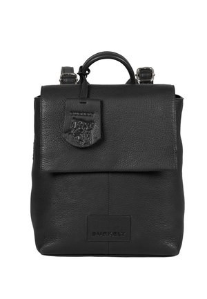 Sac à dos en cuir noir avec une surface texturée, fermeture à rabat, poignée supérieure et bretelles réglables. Dispose d'une patte décorative à l'avant.