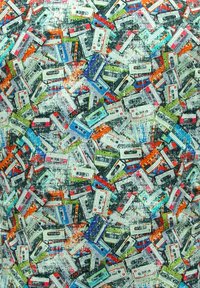 Patroon stof met verschillende kleurrijke cassettebandjes in tinten blauw, groen, rood en oranje, met een textuur achtergrond.