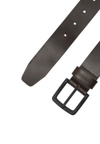 Ceinture en cuir marron avec une boucle en métal noir. Présente une texture lisse, des trous ajustables et une extrémité effilée pour une finition propre.