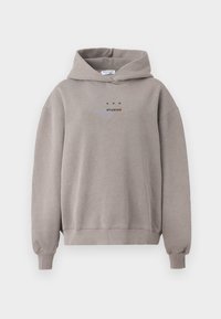 Hanorac cu glugă de culoare gri deschis, fabricat dintr-un material moale. Are un buzunar frontal și un logo imprimat „CPH STUDIOS” pe piept. Croială lejeră.