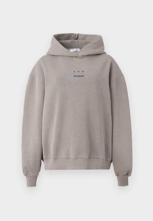 Sweatshirt à capuche gris clair, en tissu doux. Il dispose d'une poche frontale et d'un logo imprimé "CPH STUDIOS" sur la poitrine. Coupe décontractée.
