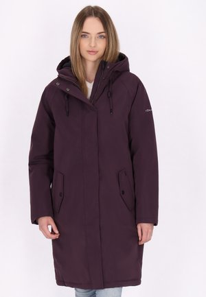 Langer lila Mantel mit Kapuze, ausgestattet mit einem Vorderzip-Verschluss, zwei seitlichen Taschen und verstellbaren Kordelzügen am Hals. Glatte Textur.