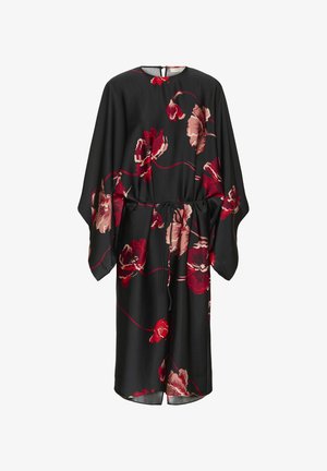 Zwart bloemenjurk met rode en roze bloemen, losse pasvorm, kimono-mouwen, koord in de taille en een opening aan de achterkant van de hals. Zacht, soepel materiaal.