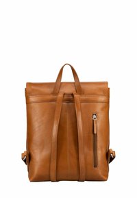 Sac à dos en cuir tan avec un haut roulé, deux sangles ajustables, poche avant zippée et détails de couture. Texture lisse, design minimaliste.