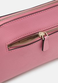 Guess NOELLE COMPARTMENT  - Borsa a tracolla - pink