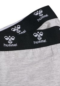 Boxerbriefs med en svart elastisk midjebandet som har vit "hummel"-text och logotyp. Tyget är grått och har en mjuk, strukturerad ytfinish.
