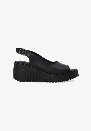 Schwarze Leder-Slingback-Wedge-Sandalen mit einem Peeptoe-Design, ausgestattet mit einer dicken strukturierten Plattform und einer gerillten Sohle. Verstellbarer Riemen inklusive.