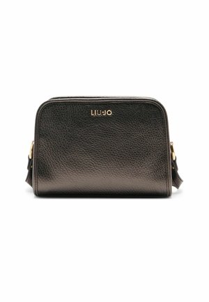 Sac bandoulière en cuir texturé noir avec quincaillerie dorée, de forme rectangulaire et doté d'une fermeture zippée. Logo de la marque affiché sur le devant.