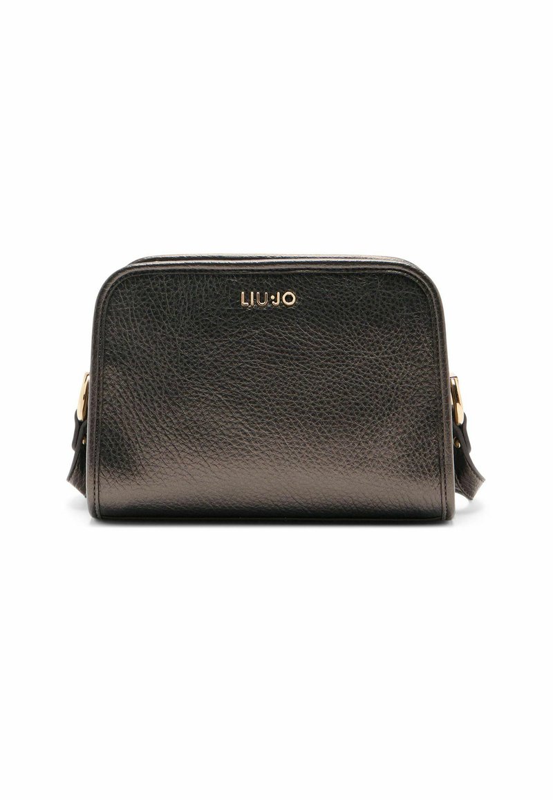 Sac bandoulière en cuir texturé noir avec quincaillerie dorée, de forme rectangulaire et doté d'une fermeture zippée. Logo de la marque affiché sur le devant.