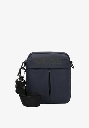Borsa a tracolla in nylon blu navy con zip superiore, tasca frontale con zip, tracolla nera regolabile e logo "BOSS" con finitura opaca.