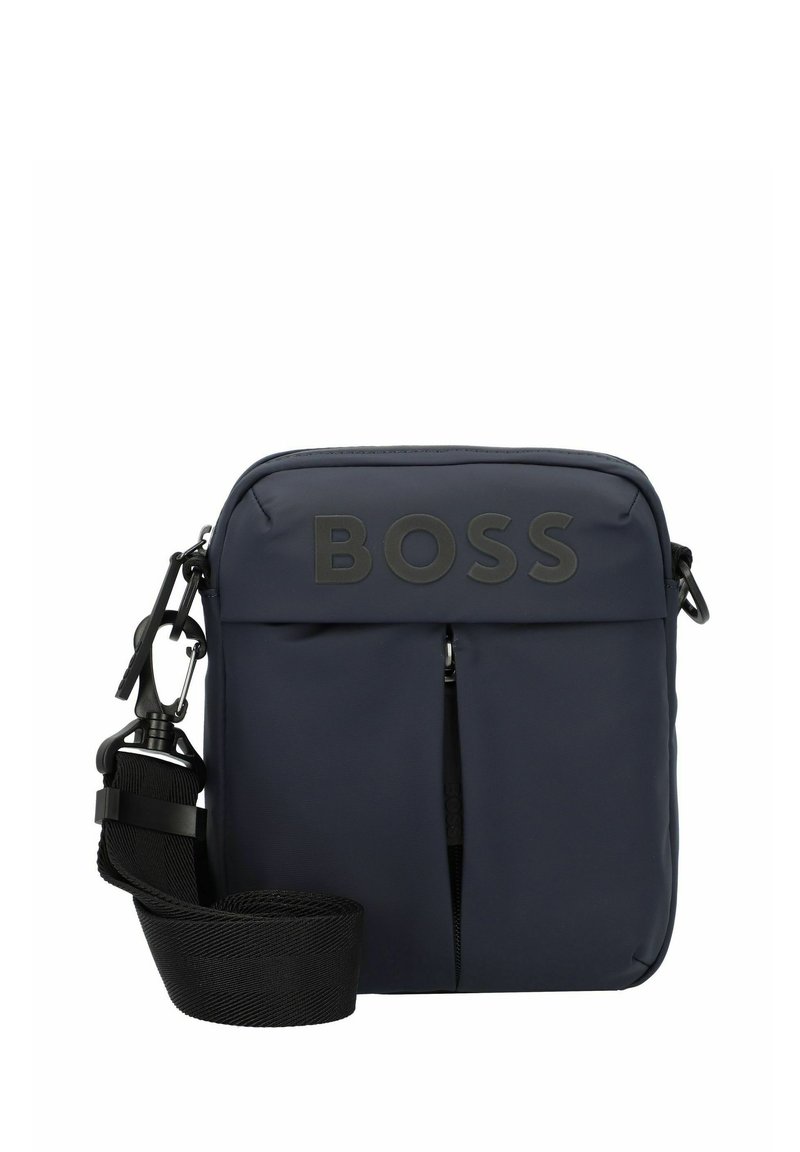 Námořnická nylonová messenger taška s horním zipem, přední kapsou na zip, nastavitelným černým popruhem a logem "BOSS" v matném provedení.