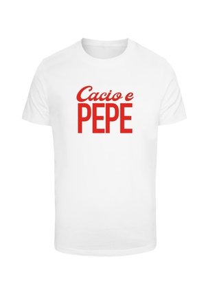 Vit bomulls t-shirt med fet röd text, "Cacio e PEPE," med en avslappnad rundad halsringning och korta ärmar.