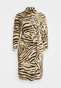 Langermet skjortekjole i beige og brun zebra mønster, med krage, knappestolpe og en beltedetalj i midjen. Glatt stofftekstur.