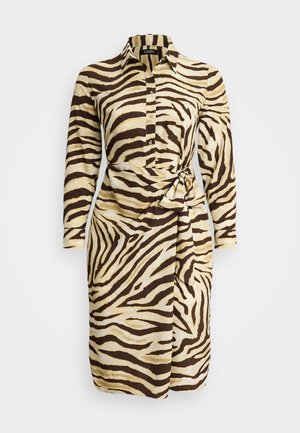 Ilgi piedurkņu krekliņš kleita smilškrāsā un brūnā zebras rakstā, ar apkakli, pogu aizdari un jostas saiti. Gluda auduma tekstūra.