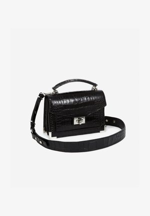 Bolsa em pele de crocodilo preta com formato estruturado, ferragens em prata, alça removível e pega na parte de cima. Detalhe de fecho notável.