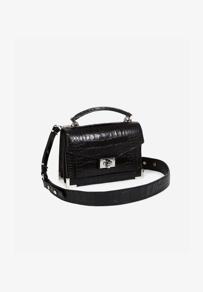 Borsa nera in pelle a stampa coccodrillo con forma strutturata, minuteria in argento, tracolla staccabile e manico superiore. Dettaglio della chiusura notevole.