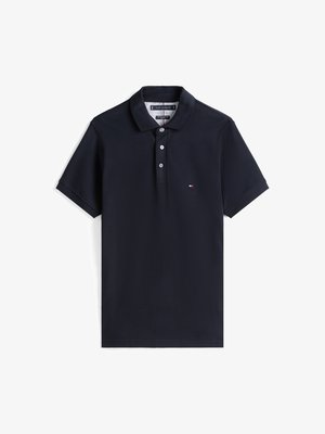 Tmavě námořnická polo tričko vyrobené z bavlny, s klasickým límečkem, třemi knoflíky a malým logem na hrudi. Krátké rukávy a rovný lem.
