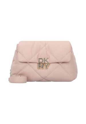 Steppte pinke Handtasche mit goldfarbenem DKNY-Logo, Umschlagverschluss, Kettenträger und glatter Lederstruktur. Kompakte rechteckige Form.