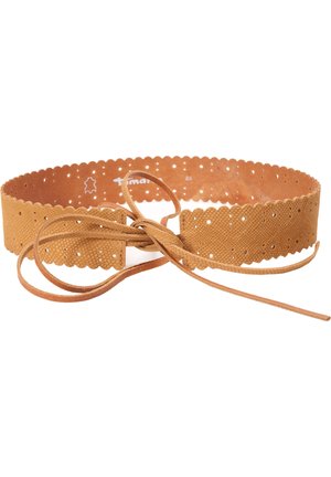 Lysebrunt læderbælte med bølgede kanter og små perforerede huller, bundet i en løs knude med lange, tynde stropper.