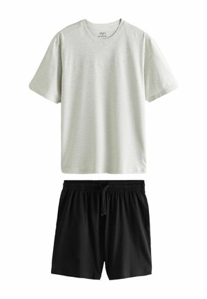 Világosszürke rövid ujjú, kerek nyakú póló, fekete, elasztikus derékpántos zsinóros rövidnadrággal, fehér háttér előtt.