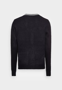 Svart stickad tröja med långa ärmar, en ribbad nederkant och en randig detaljer vid kragen. Slät textur med en klassisk design.