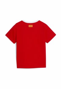 Rotes Kurzarm-T-Shirt mit einem weißen Rundhalskragen. Es hat ein horizontales Streifenmuster in Gelb auf dem Rücken und besteht aus einem glatten Stoff.