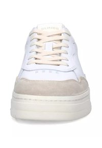 Biele kožené tenisky s béžovými semišovými akcentmi, okrúly špičky a plochými šnúrkami, s textúrovanou podrážkou a minimalistickými dizajnovými prvkami.