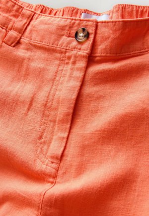 Könnyű, narancssárga lenvászon anyag sima textúrával. Gombos záródással, rugalmas derékpánttal és tiszta varrási részletekkel rendelkezik.